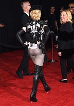 Jadi Matador, Madonna Pamer Belahan Dada di Grammy 2015