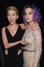 Eits! Miley Cyrus Sentuh Payudara Katy Perry di Grammy 2015