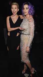 Eits! Miley Cyrus Sentuh Payudara Katy Perry di Grammy 2015