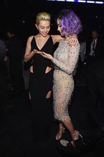 Eits! Miley Cyrus Sentuh Payudara Katy Perry di Grammy 2015