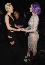 Eits! Miley Cyrus Sentuh Payudara Katy Perry di Grammy 2015