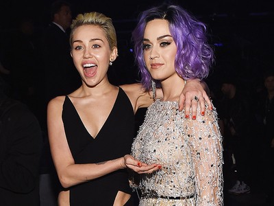 Eits! Miley Cyrus Sentuh Payudara Katy Perry di Grammy 2015