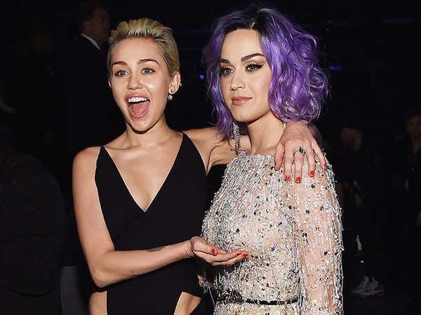 Eits! Miley Cyrus Sentuh Payudara Katy Perry di Grammy 2015