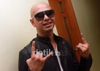 Selain sebagai nazar, penampilan baru Raffi ini sebagai hadiah untuk sang sahabat, Olga. Pool/Gus Mun/detikFoto.