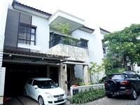 Rumah yang ditinggalinya memiliki konsep town house dengan luas sekitar 250 meter persegi.