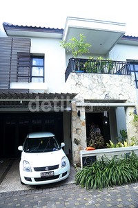 Rumah minimalis tersebut disewanya seharga Rp 180 juta per tahun.