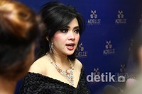 Syahrini berpose saat ditemui di Trans Studio Mall, Bandung, Minggu (8/2/2015) malam.