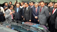 Jokowi didampingi Chairman Proton yang juga mantan PM Malaysia Mahathir Mohamad diberi penjelasan mengenai teknologi Proton. Istimewa/Proton.