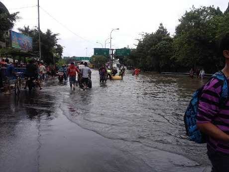 Banjir Mulai Surut, Kendaraan Boleh Melintas di Depan Mal Citraland