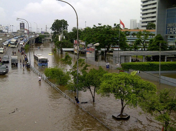 Diterjang Banjir, Begini Situasi Terkini Perempatan Grogol yang Lumpuh