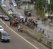 Banjir Lumpuhkan Perempatan Grogol, Pemotor Rusak Pagar Tol