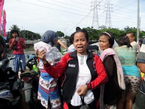 Wagub Djarot Bagi-bagi Celana Dalam untuk Pengungsi Banjir di Rawa Buaya