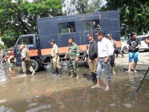 Lihat Bocah Main Banjir, Djarot Terkekeh: Biarin Mereka Riang Gembira