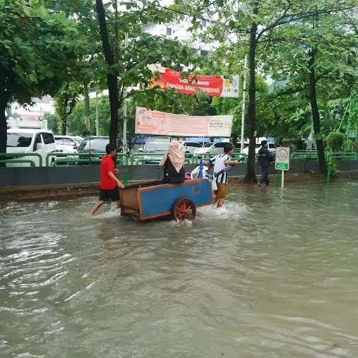 Banjir di Cempaka Putih, Warga Naik Gerobak ke RS Islam Jakarta