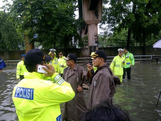Kapolda Basah-basahan Cek Banjir di Depan Citraland
