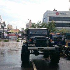 Begini Gaya Orang Kaya Kelapa Gading Berkendara Taklukkan Banjir