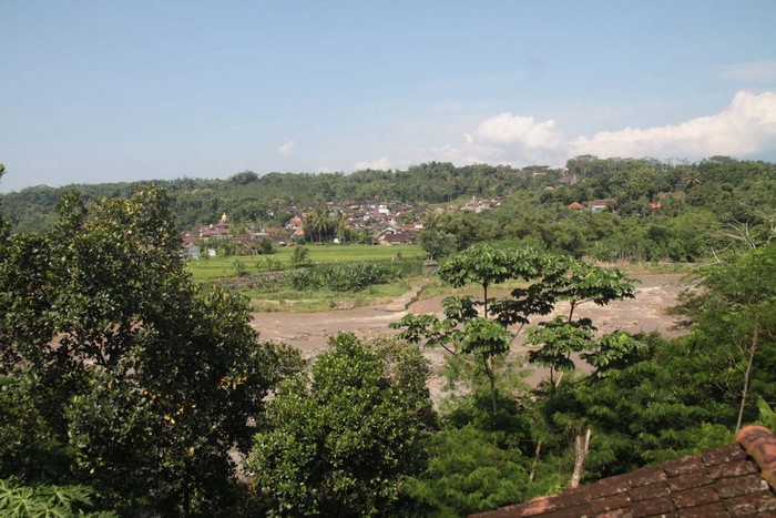 Para Peziarah dan Batu Pasujudan Diponegoro yang Tak Lagi Menghadap Kiblat