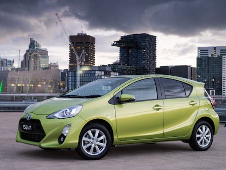 Tampil lebih Kece, Mobil Hybrid Prius c Malah Banting Harga