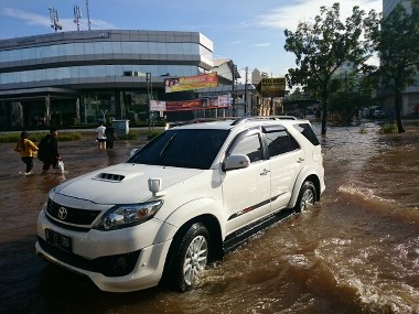 Gaya Berkendara Orang Kaya Kelapa Gading Saat Banjir