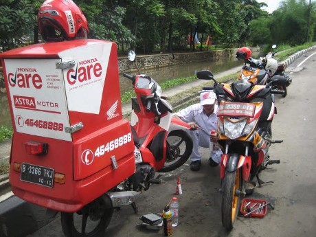 Mekanik Turun ke Jalan, Bantu Motor Mogok Akibat Banjir