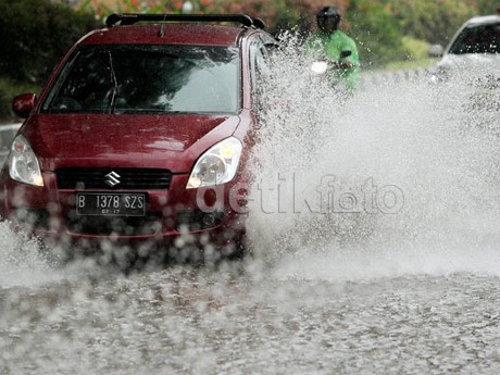 Punya Asuransi Mobil dan Mau Nerjang Banjir? Baca Dulu 5 Hal Ini
