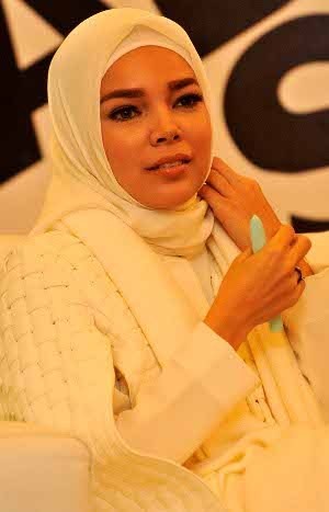 Putuskan Vakum, Dewi Sandra: My Number One Job Jadi Istri