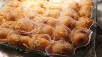 Kue pisang goreng ini terasa garing dan juga enak. Dibuat dengan menggunakan pisang ambon yang dipadukan dengan red bean paste dengan balutan wafer paper terasa garing dan manis.