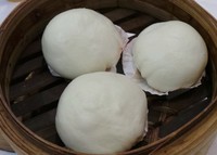 Bakpao telur asinnya terasa lembut dan enak. Dibuat dengan isian teor asin yang gurih, bakpao ini terasa enak dan dapat juga disuguhkan pada tamu.
