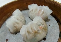 Tim pangsit Theo Chew terasa lembut dnegan isian ebi, kacang tanah, kucai dan chilli oil yang gurih enak.