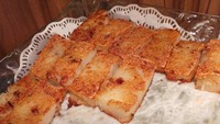 Kue lobak goreng terasa gurih lembut dan paling pas untuk camilan. Dibuat dengan campuran tepung tangmie, maizena, tepung beras dan sagu rasanya cukup gurih. Nyam!