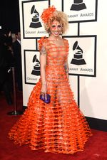 Penyanyi Nyaris Bugil, Kanye Remas Bokong Kim di Grammy 2015