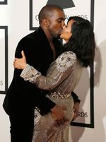 Penyanyi Nyaris Bugil, Kanye Remas Bokong Kim di Grammy 2015