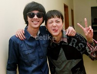 Bisma tampak sumringah saat berpose bareng idolanya itu. Pool/Gus Mun/detikFoto.