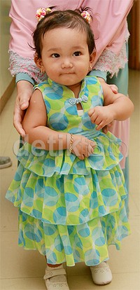 Bilqis tampak sangat imut dibalut dress polkadot bernuansa hijau dan biru. Pool/Gus Mun/detikFoto.
