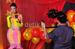 Mesranya Ayu Dewi dan Suami