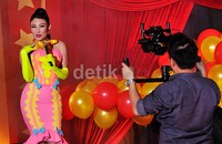     Ayu Dewi saat syuting video klipnya. Pool/Noel/detikFoto.