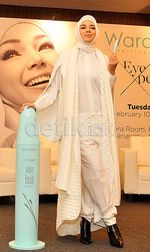 Cantik dan Stylish Serba Putih ala Dewi Sandra