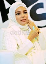 Cantik dan Stylish Serba Putih ala Dewi Sandra