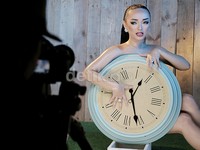 Seksinya Zaskia ditutupi bangku berbentuk jam. Pool/Palevi S/detikFoto.