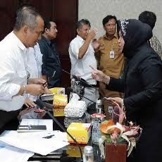 Risma Undang Bupati Gresik Bahas Luapan Kali Lamong