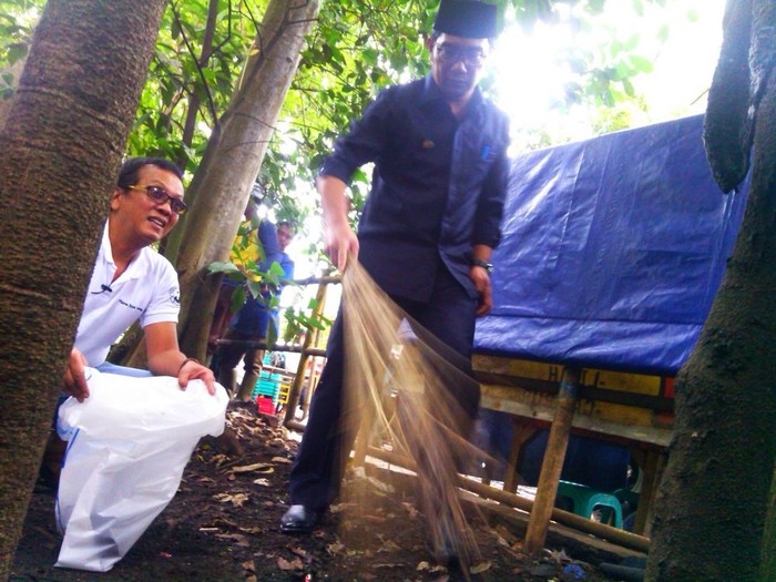 Hari Pers Nasional, Ridwan Kamil Pungut Sampah di Taman Malabar