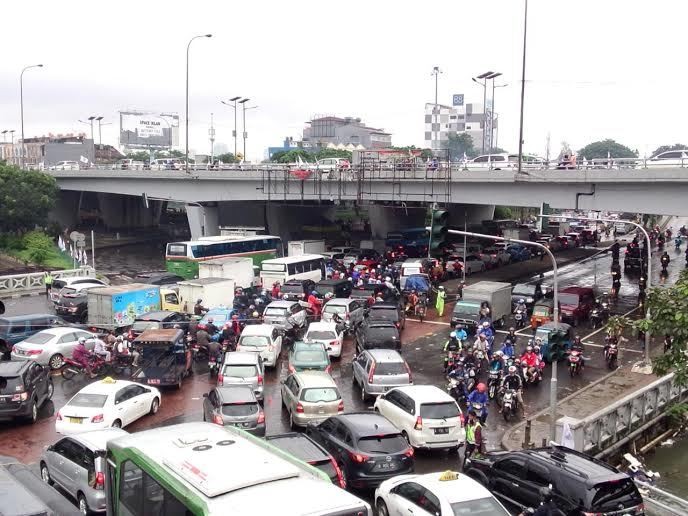 Jl S Parman Masih Terendam, Perempatan Citraland Semrawut
