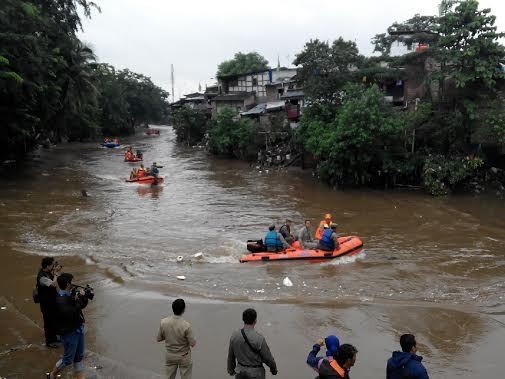 Wagub Djarot Bersama Pangdam Susuri Ciliwung Naik Perahu Karet