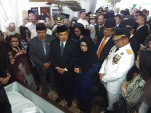 Jusuf Kalla Melayat Mantan Gubernur Sulsel Andi Oddang di Makassar
