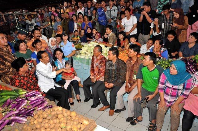 Melintas di Pasar Beringharjo, Jokowi Buka Kaca Mobil dan Salami Warga