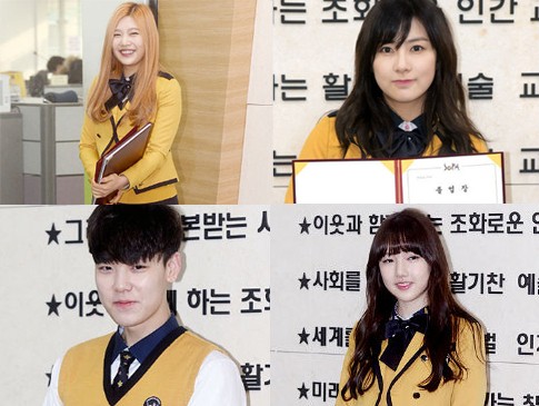 Senyum Sumringah Para Idola KPop yang Lulus SMA Hari Ini