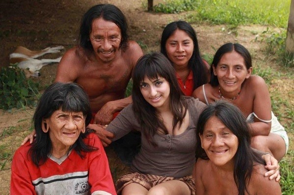 Foto Sarah bersama suaminya dan Suku Huaorani (Sarah Begum) .
