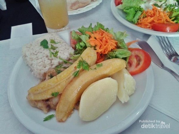Di kampung Christiano Ronaldo d Madeira, Portugal, ada wisata kuliner yang unik. Warga lokal di sana makan nasi dengan pisang panggang. Tambahannya ada ikan, kentang dan salad, nyamm! Di kampung Christiano Ronaldo d Madeira, Portugal, ada wisata kuliner yang unik. Warga lokal di sana makan nasi dengan pisang panggang. Tambahannya ada ikan, kentang dan salad, nyamm!