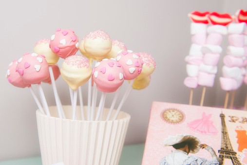 Agar Cake Pop Tak Mudah Lepas dari Tangkai, Perhatikan Tips Ini