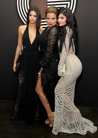 Kendall Jenner, Khloe Kardashian dan Kylie Jenner tampil hot di acara after party Grammy Awards 2015. Rachel Murray/Getty Images/detikFoto.